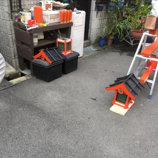 建て込みの途中の鳥居。