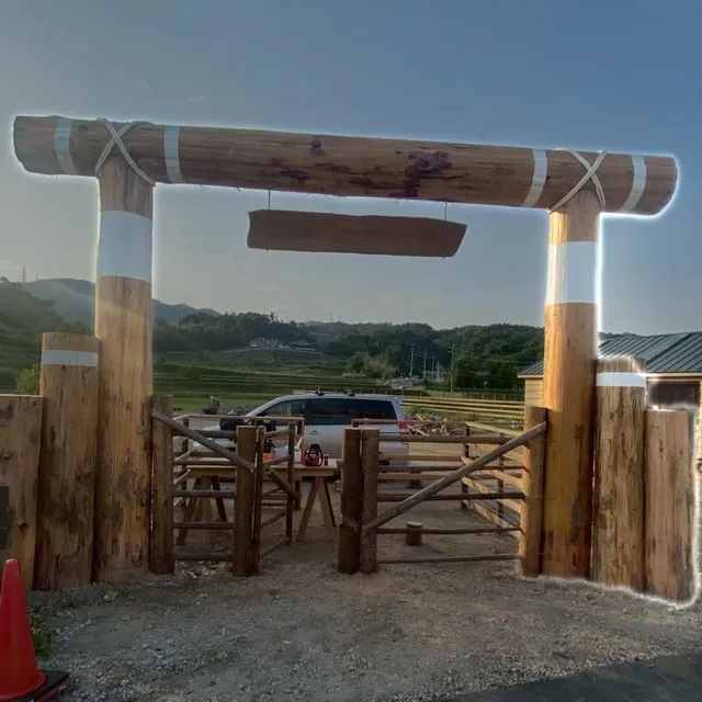 屋外に据えつけた、丸太を組んだ木製のゲート